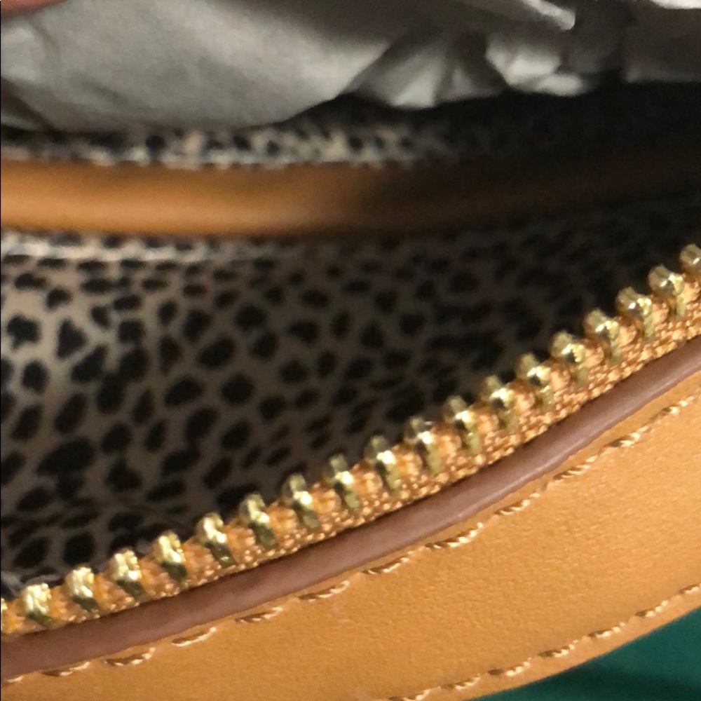 Circle Crossbody - Picture 4 of 4